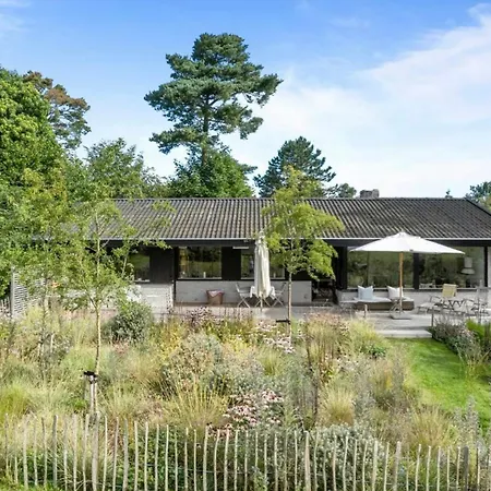 Vakantiehuis Design-led Nature Retreat, Near