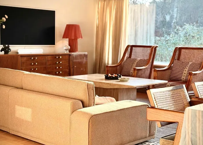 Vakantiehuis Design-led Nature Retreat, Near *