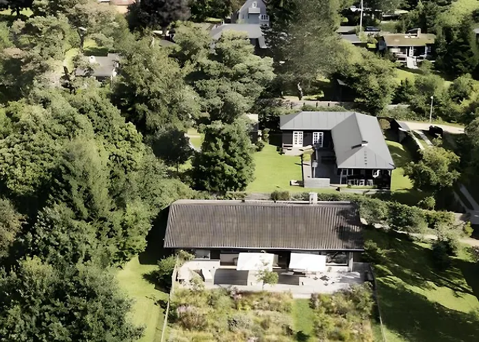 Vakantiehuis Design-led Nature Retreat, Near *